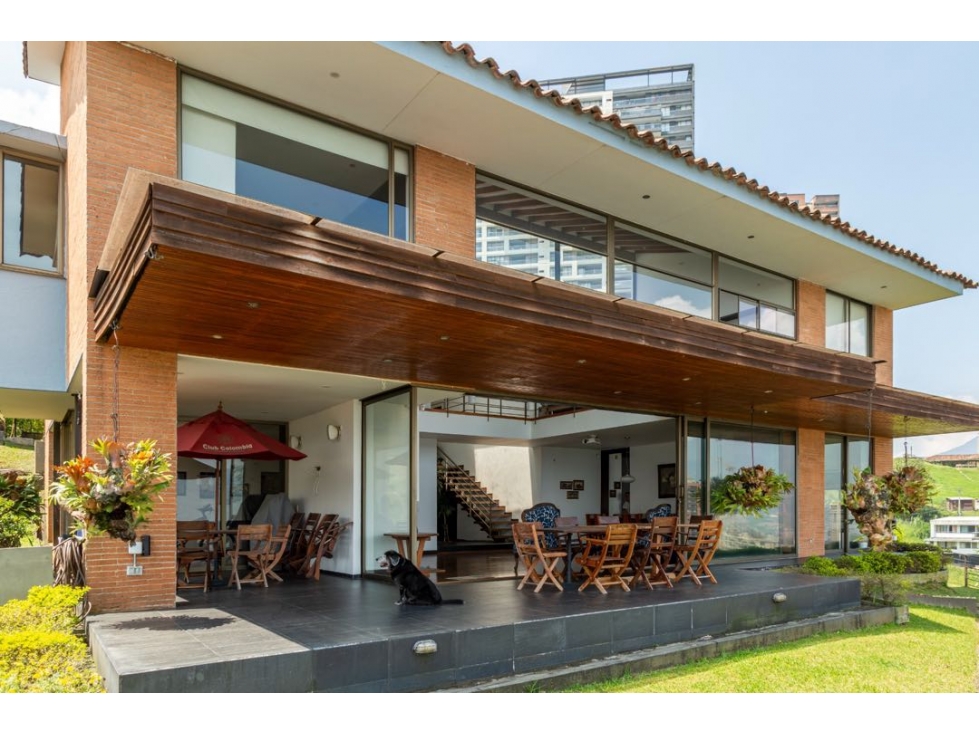 SE VENDE CASA EN SABANETA LOMA SAN JUDAS SUBIENDO DETRAS DE LA VAQUITA