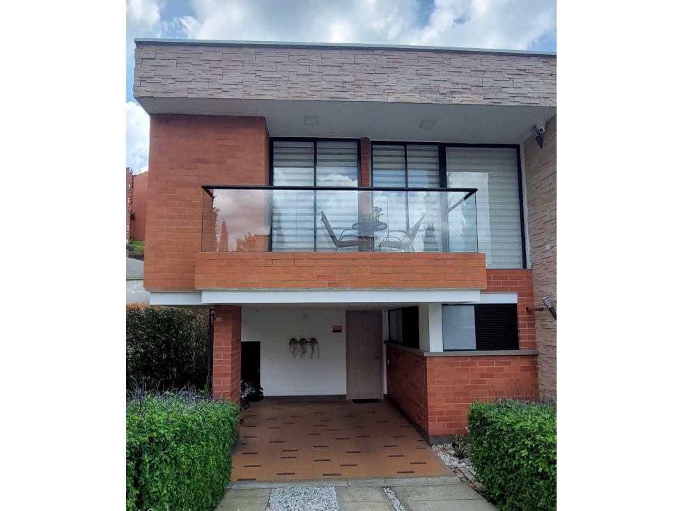Se vende casa en unidad abierta en el corazón del Retiro - 1