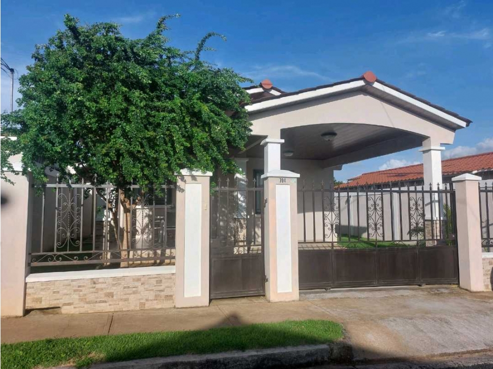 Casa en venta en Miraflores Penonomé equipada con linea blanca mueble