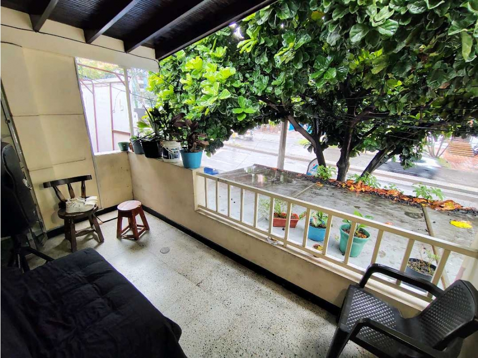 SE VENDE CASA ESQUINERA. PISO 2 EN LOS COLORES