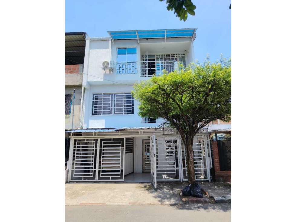 Se vende casa multif. 3 pisos Rep. israel