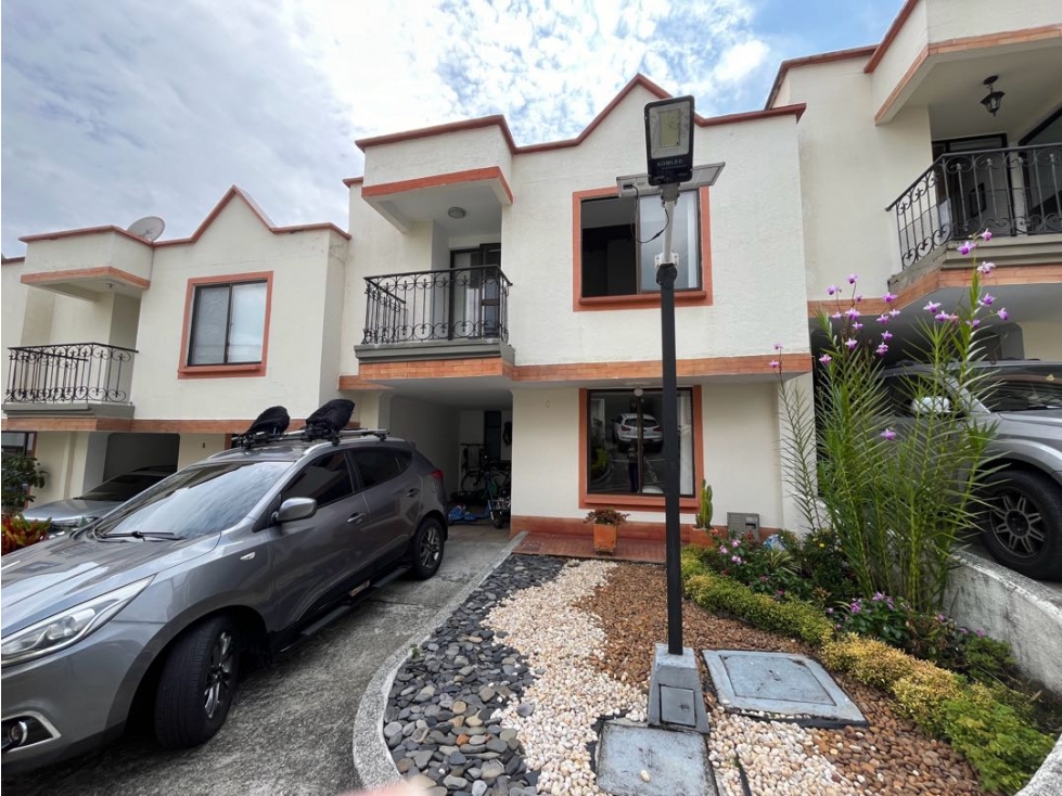 SE VENDE CASA MUY AMPLIA. AV 19 NORTE Armenia Quindío.