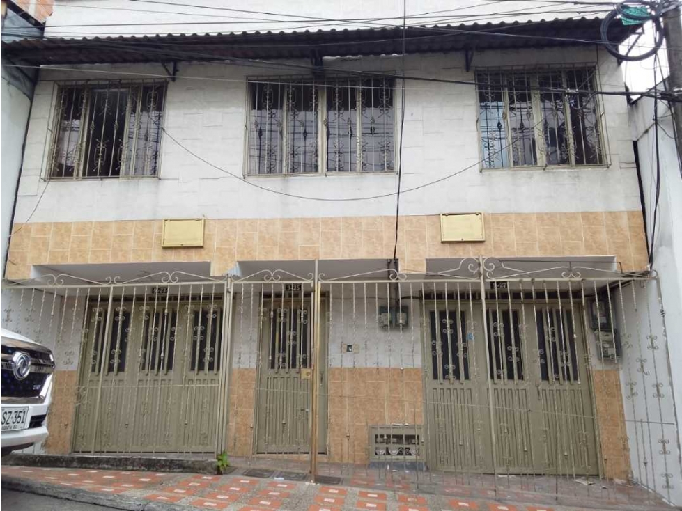 SE VENDE CASA MUY CÉNTRICA IDEAL PARA RENTABILIZAR - 1