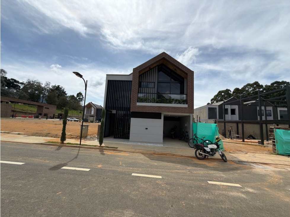 SE VENDE CASA PARA ESTRENAR EN LA CEJA FULL ACABADOS UNIDAD CERRADA