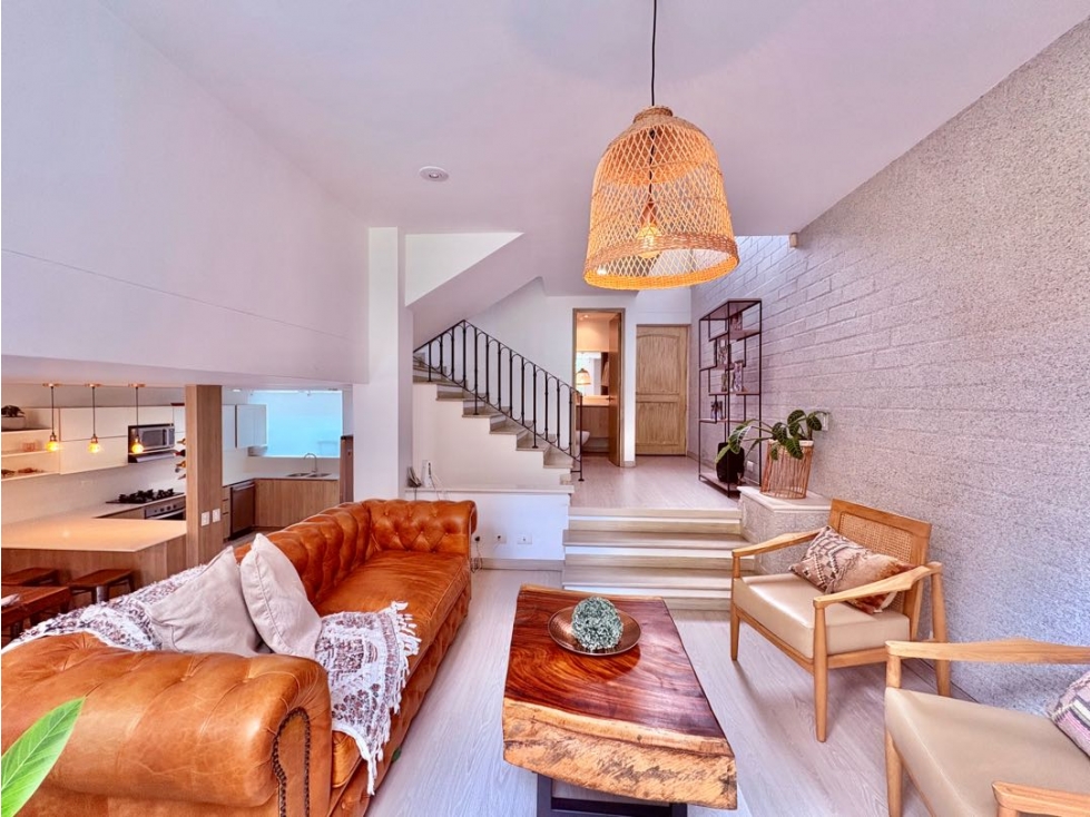 SE VENDE CASA REMODELADA CON ZONA VERDE EN EL POBLADO