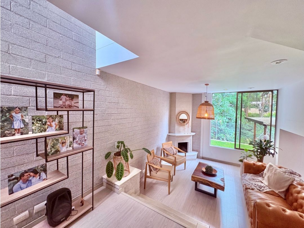 SE VENDE CASA REMODELADA CON ZONA VERDE EN EL POBLADO — foto 2