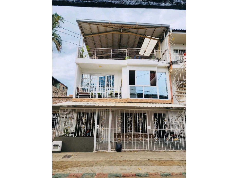 SE VENDE CASA TRIFAMILIAR BARRIO SAN CARLOS