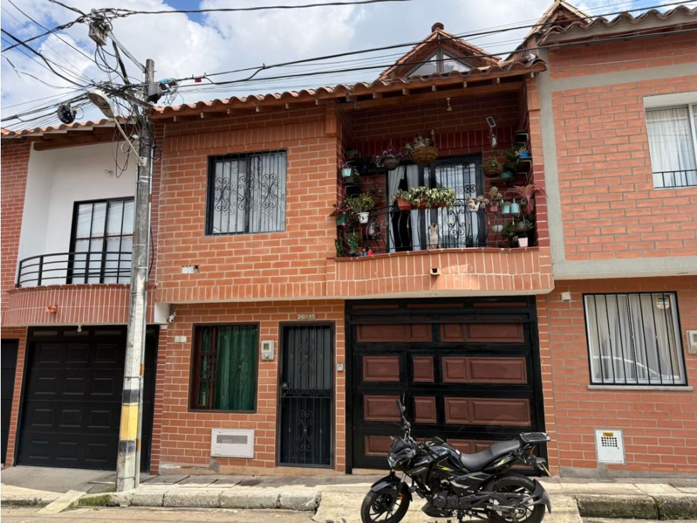 Se vende o cambia casa unifamiliar en barrio residencial El Carmen