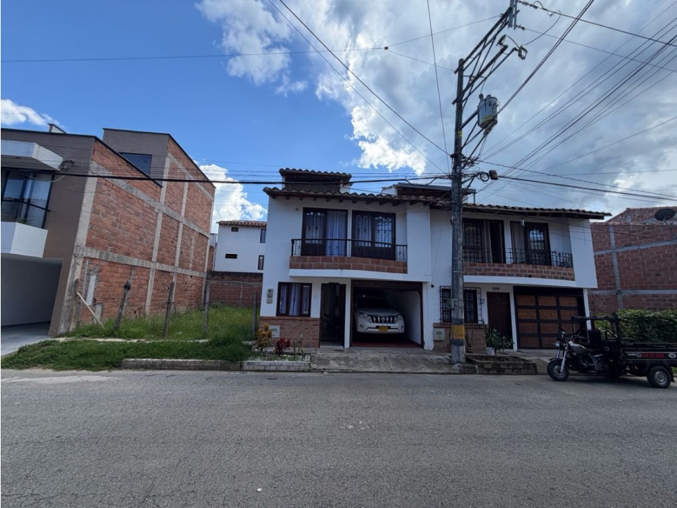 SE VENDE CASAS EN LA CEJA, BARRIO LA FLORESTA TRES NIVELES