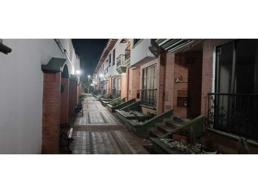 SE VENDE COMODA CASA EN EL SECTOR DE LA AV SUR - 1