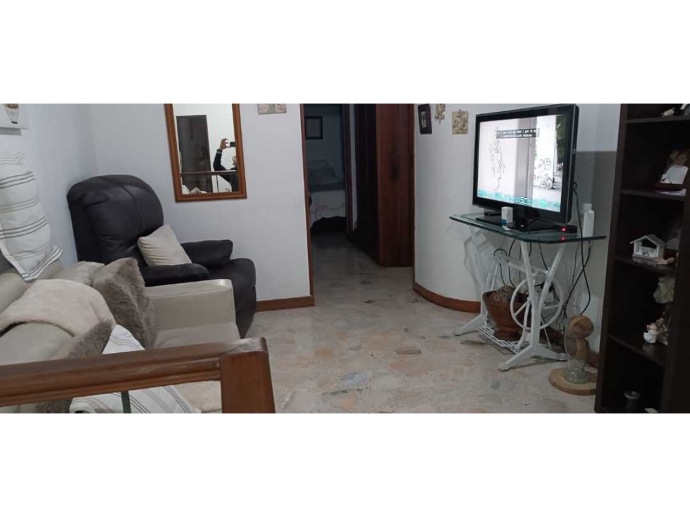 SE VENDE COMODA CASA EN EL SECTOR DE LA AV SUR - 5