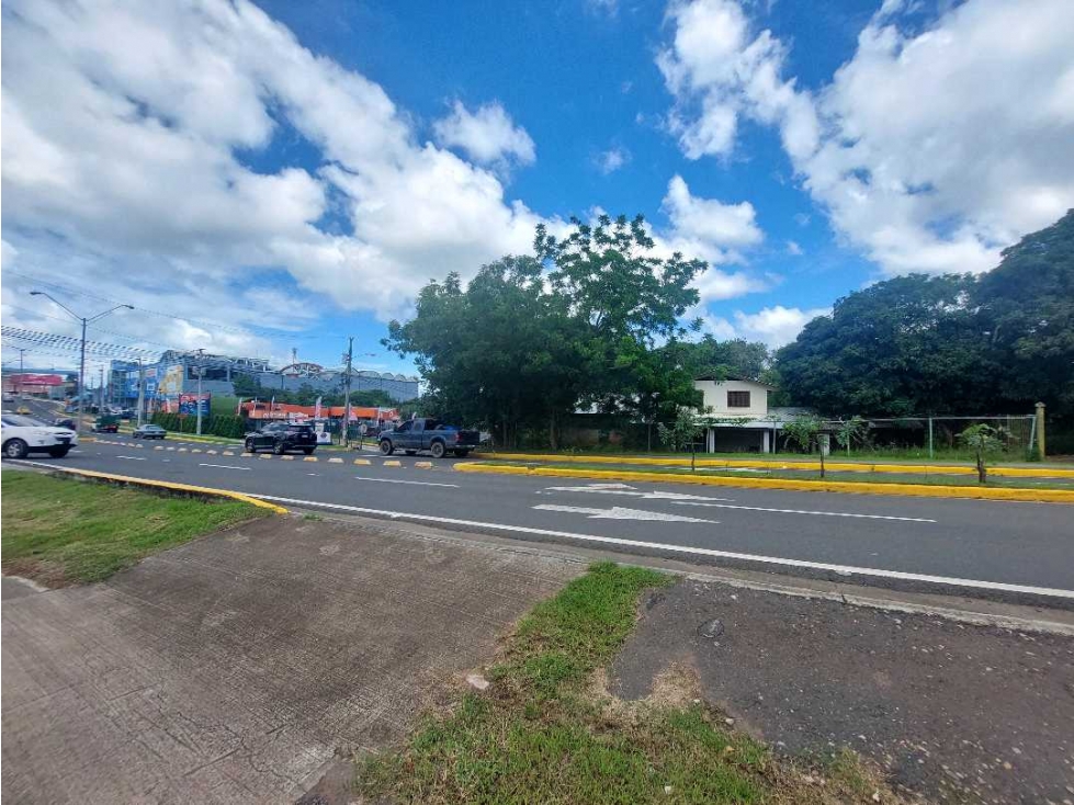Se vende dos lotes con casa en zona comercial Chitre - Herrera. - 4