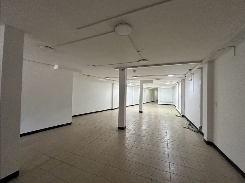 SE VENDE CASA DE TRES PISOS EXCELENTE UBICACIÓN EN LA BASE
