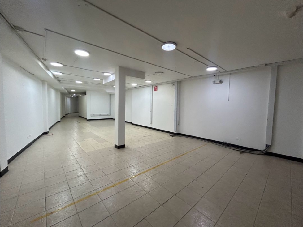 SE VENDE CASA DE TRES PISOS EXCELENTE UBICACIÓN EN LA BASE — foto 2