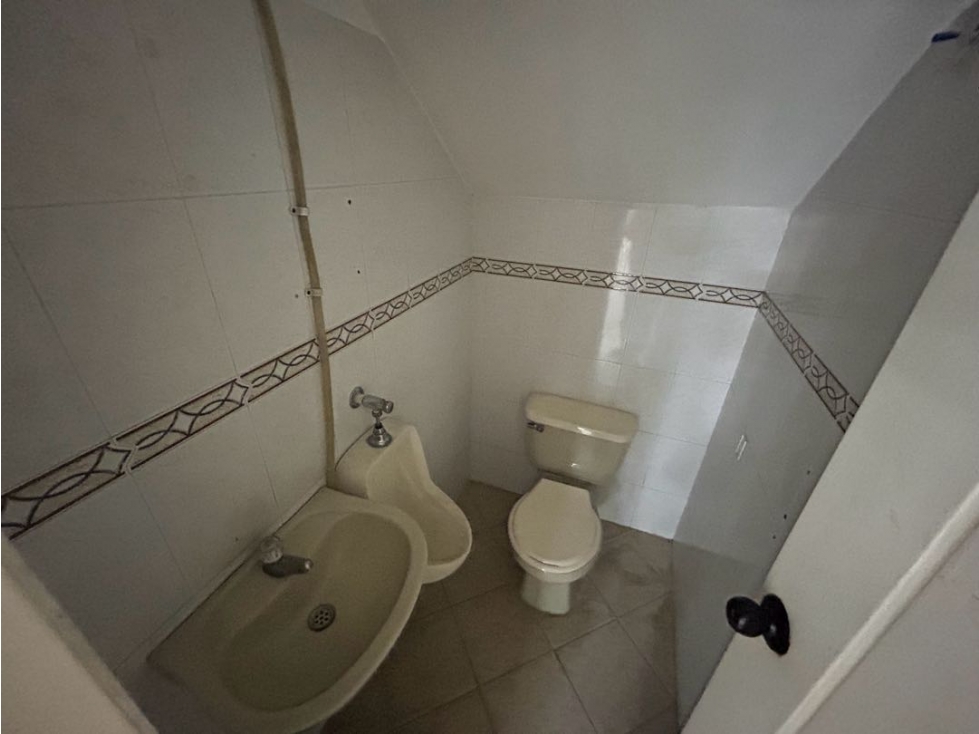 SE VENDE CASA DE TRES PISOS EXCELENTE UBICACIÓN EN LA BASE — foto 4