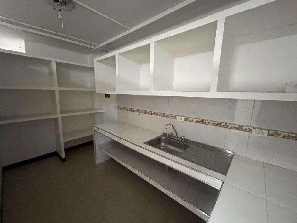 SE VENDE CASA DE TRES PISOS EXCELENTE UBICACIÓN EN LA BASE — foto 6