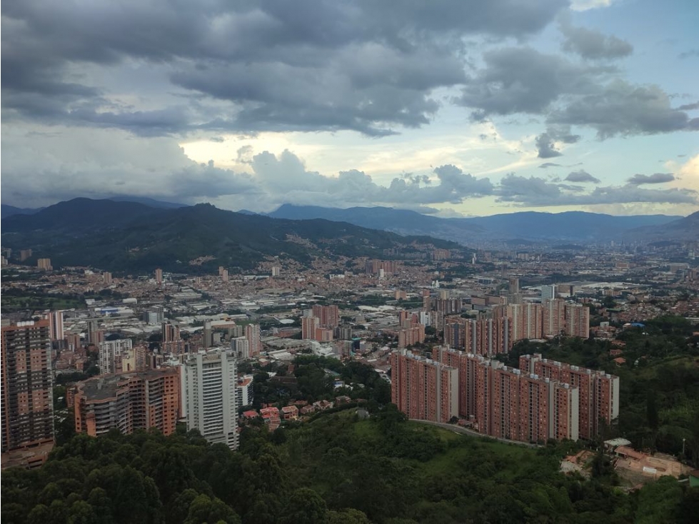 SE VENDE EN SABANETA SECTOR LAS LOMITAS