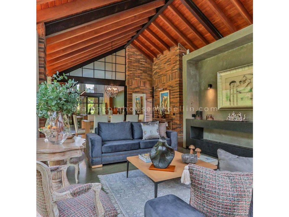 Se vende espectacular casa en envigado alto de las palma