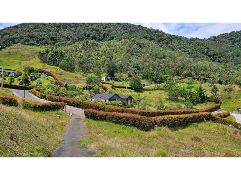 SE VENDE ESPECTACULAR CASA EN LA CEJA.