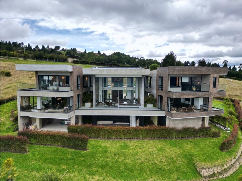 Se vende espectacular casa en Yerbabuena