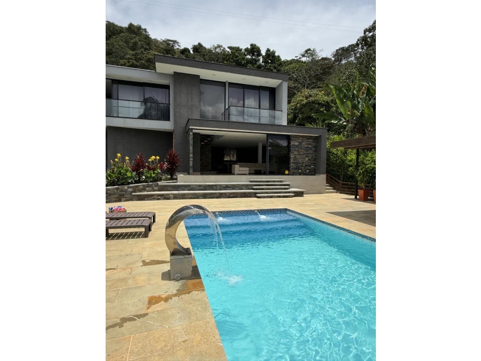 SE VENDE ESPECTACULAR FINCA EN COPACABANA A POCOS MINUTOS DEL PARQUE