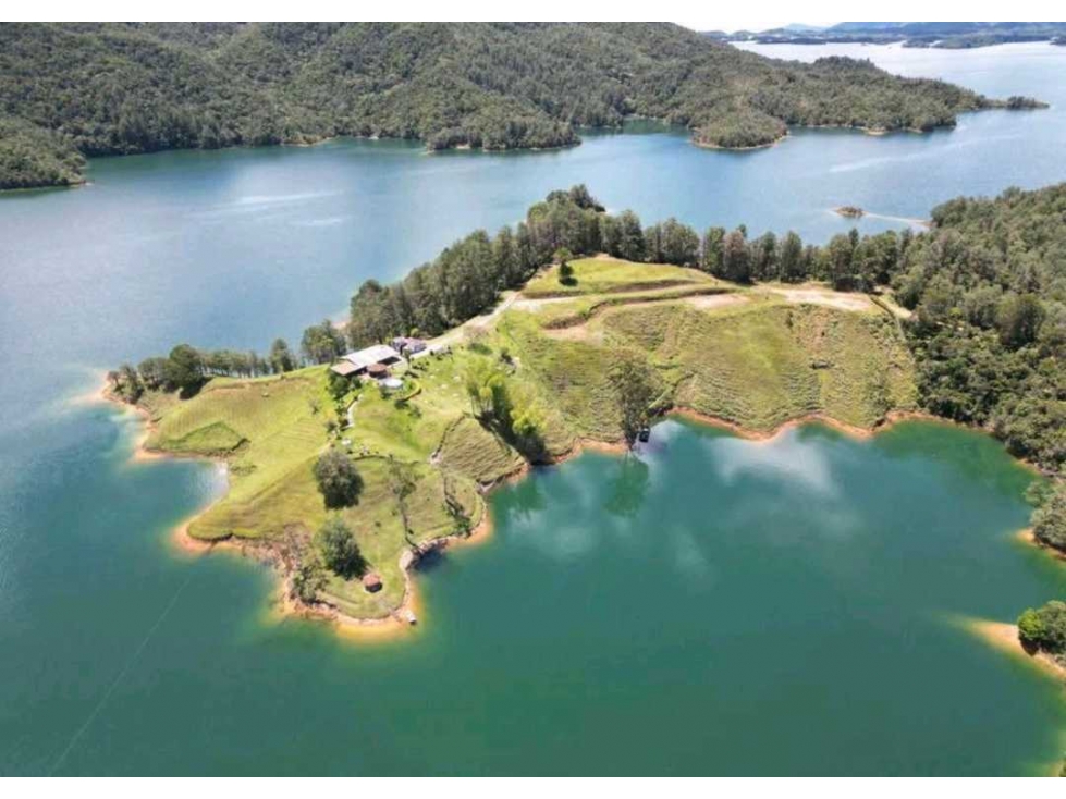 Se vende espectacular lote en guatape antioquia
