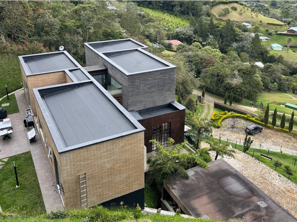 Se vende está espectacular casa campestre en zona exclusiva el retiro.