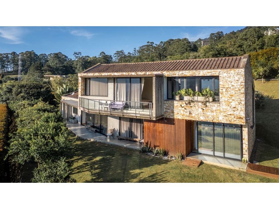 Se vende renta amoblada casa campestre en parcelación. Envigado