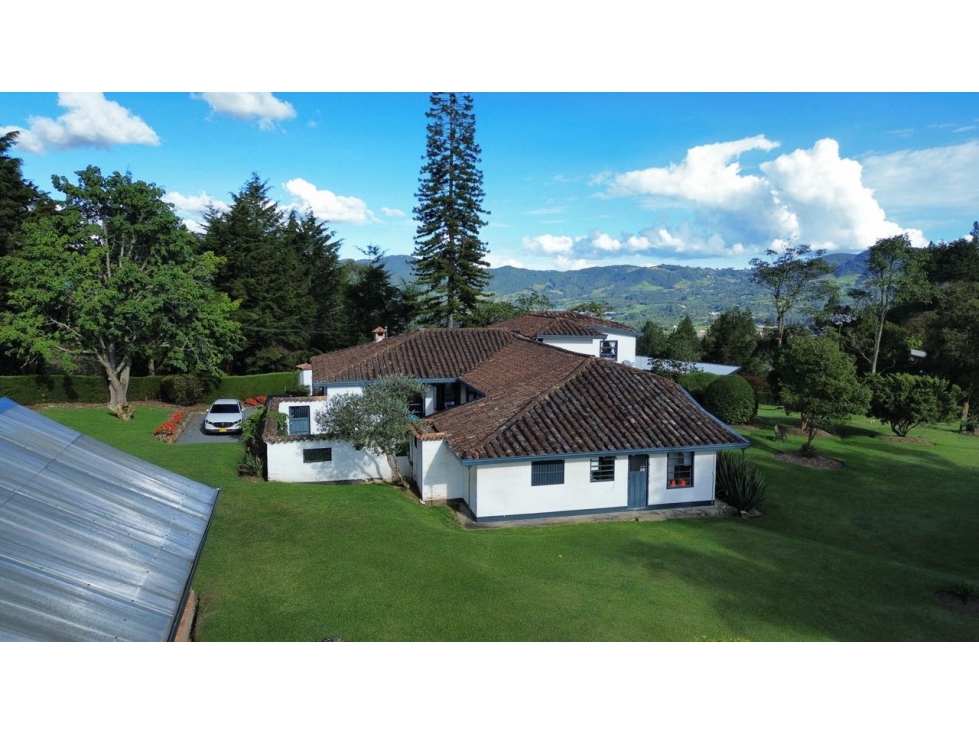 SE VENDE FINCA COLONIAL EN EL RETIRO EXCELENTE ESTADO DE CONSERVACIÓN
