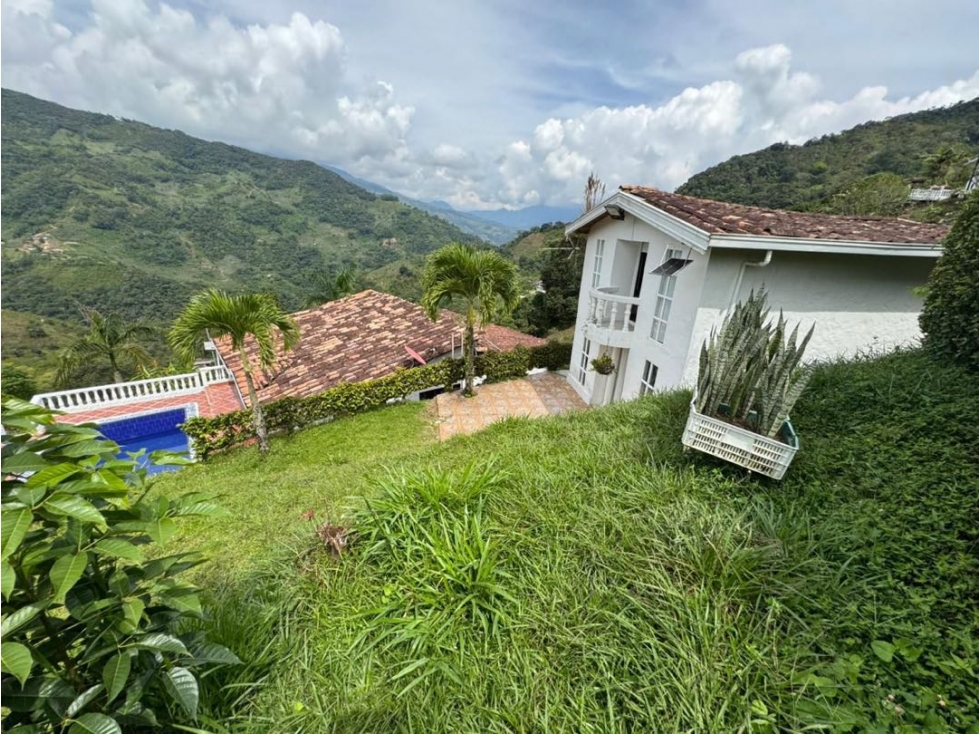 SE VENDE FINCA Y CABAÑA A PUERTA CERRADA EN COCORNÁ - 1
