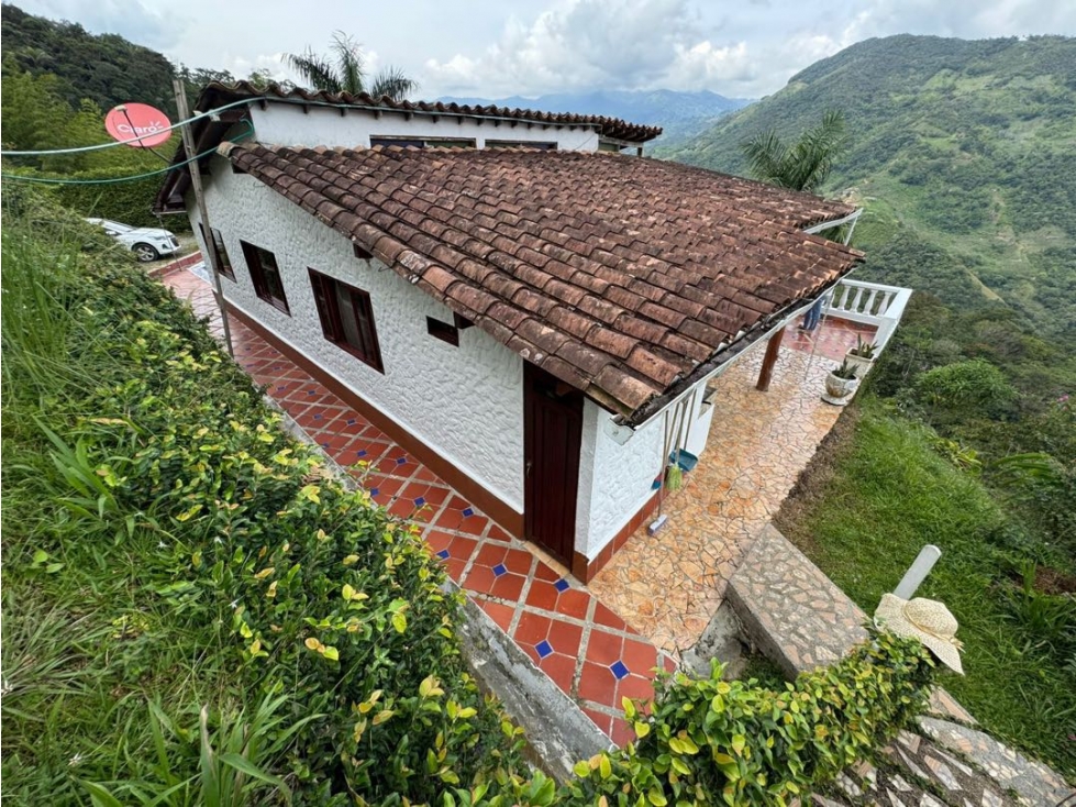 SE VENDE FINCA Y CABAÑA A PUERTA CERRADA EN COCORNÁ - 3