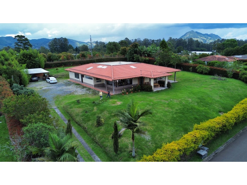 Se vende finca en construcción tradicional en unidad cerrada en La Cej