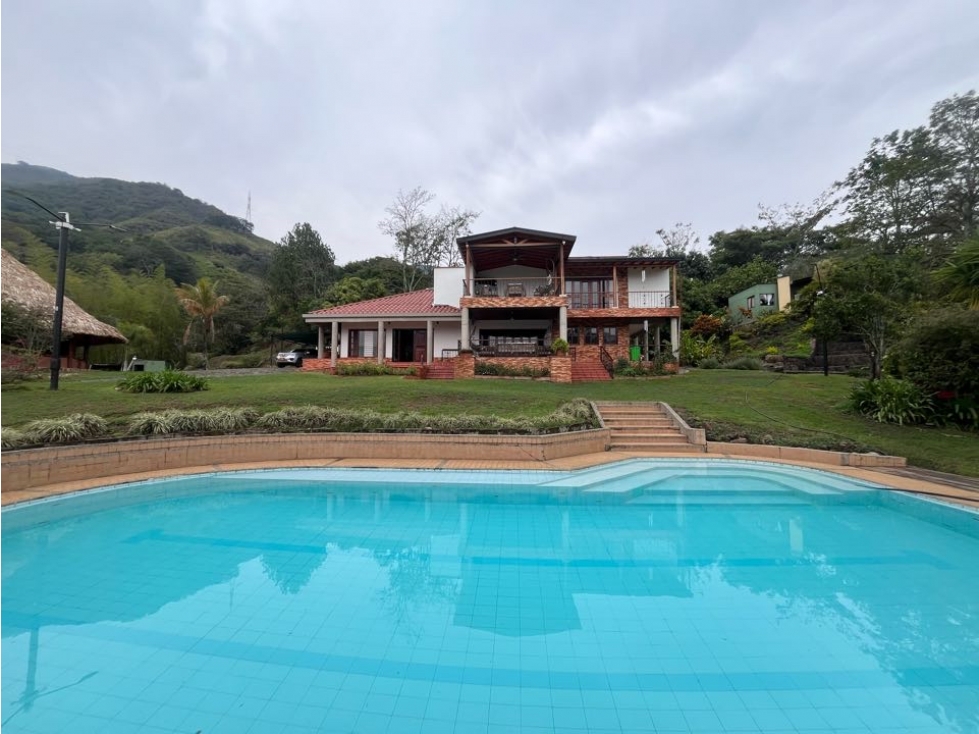SE VENDE FINCA EN COPACABANA - 1