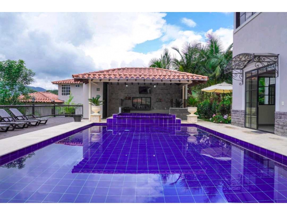 Se vende se permutas finca hotel en guatape antioquia - 1
