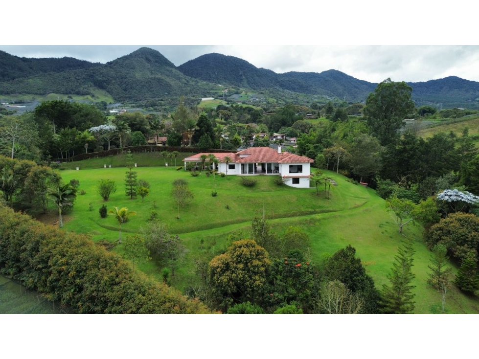 SE VENDE FINCA INDEPENDIENTE EN EL CARMEN DE VIBORAL 2 ESCRITURAS