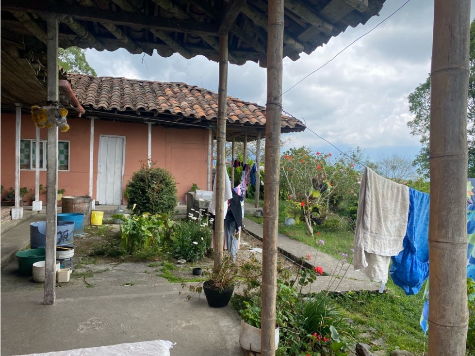 Se vende Finca vía Pereira