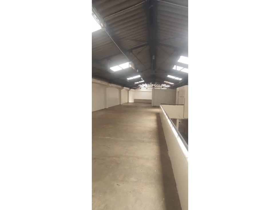SE VENDE HERMOSA BODEGA EN TOBERIN. P — foto 2