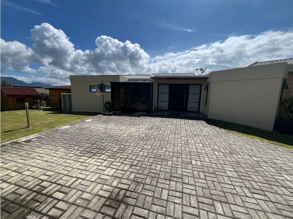 SE VENDE HERMOSA CASA CAMPESTRE EN APOSENTOS YERBABUENA.A