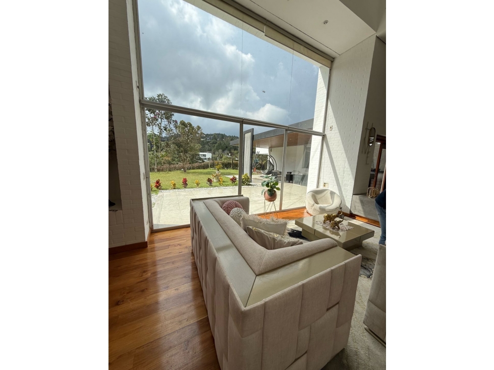 SE VENDE HERMOSA CASA CAMPESTRE EN ENVIGADO, SECTOR ALTO DEL ESCOBERO.