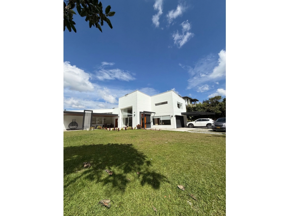 BAJO DE PRECIO, HERMOSA CASA CAMPESTRE EN ENVIGADO. LOMA DEL ESCOBERO.