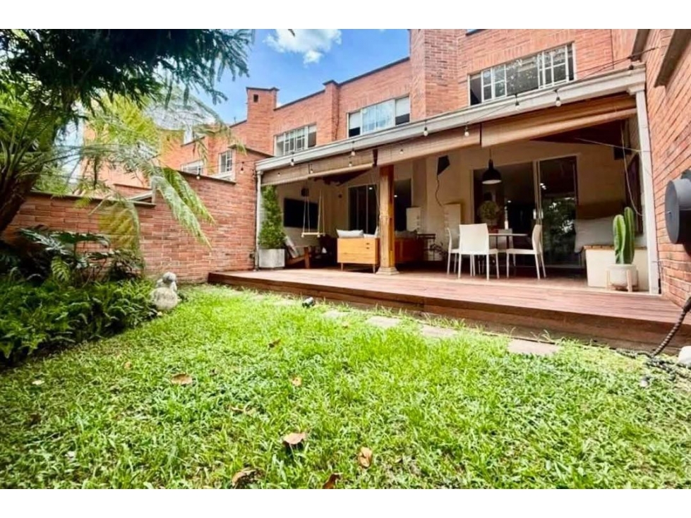 SE VENDE HERMOSA CASA CON JARDÍN EN ENVIGADO, LOMA DE LAS BRUJAS
