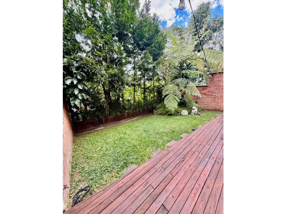 SE VENDE HERMOSA CASA CON JARDÍN EN ENVIGADO, LOMA DE LAS BRUJAS — foto 2