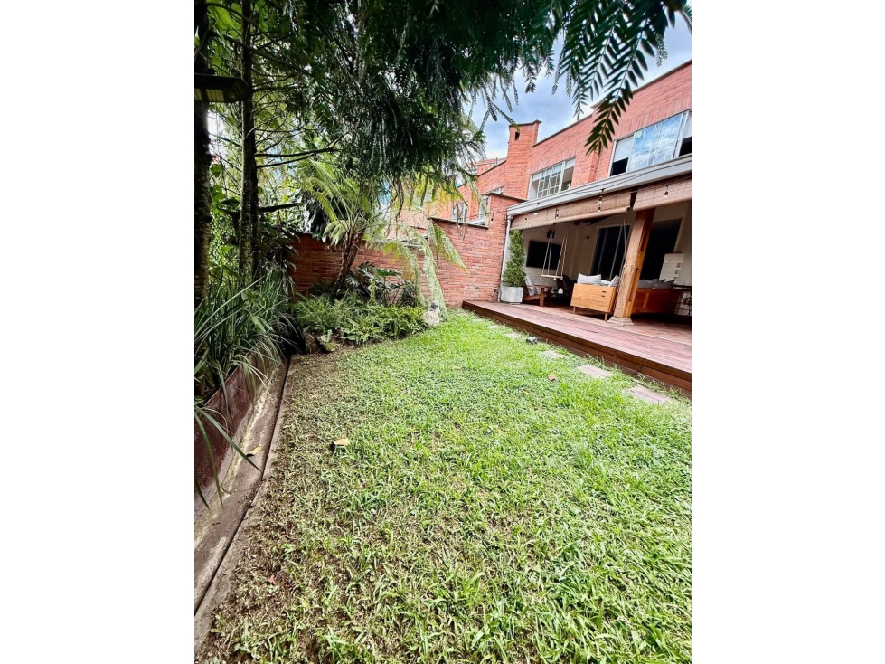 SE VENDE HERMOSA CASA CON JARDÍN EN ENVIGADO, LOMA DE LAS BRUJAS — foto 3