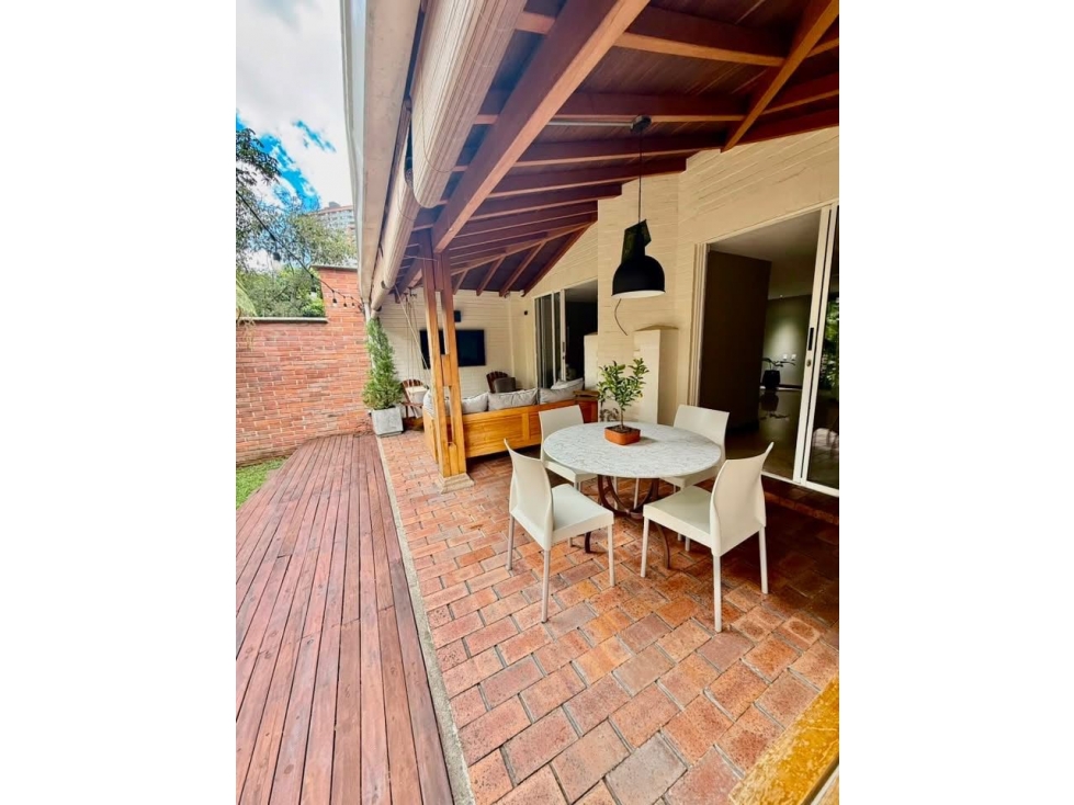 SE VENDE HERMOSA CASA CON JARDÍN EN ENVIGADO, LOMA DE LAS BRUJAS — foto 4