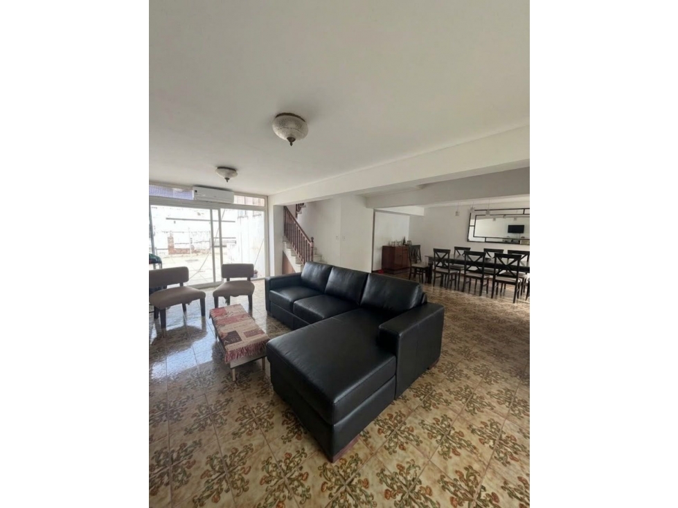 Se Vende Hermosa Casa de 280m2 cubiertos en 2 plantas con Quincho - 4
