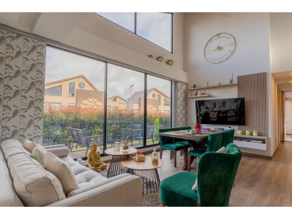 SE VENDE HERMOSA CASA DE UN NIVEL MÁS ALTILLO REMODELADA