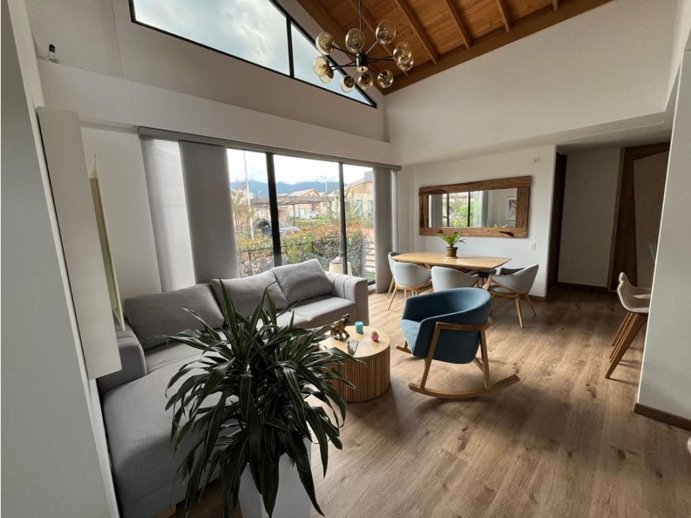 SE VENDE HERMOSA CASA DE UN NIVEL MÁS ALTILLO