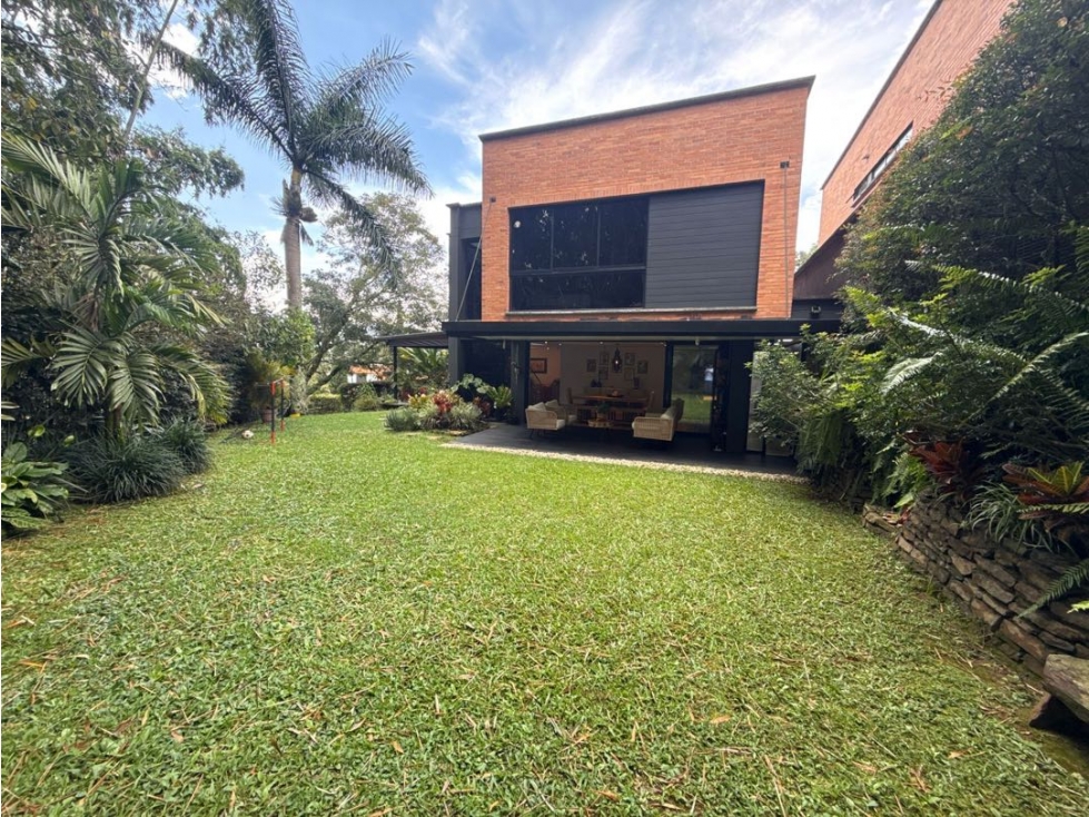 SE VENDE HERMOSA CASA EN ENVIGADO, LOMA EL ATRAVESADO