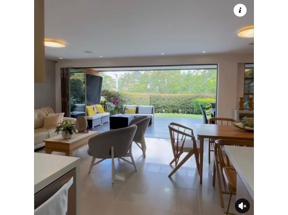 SE VENDE HERMOSA CASA EN ENVIGADO. LOMA DEL CHOCHO CERCA A TERRACINA