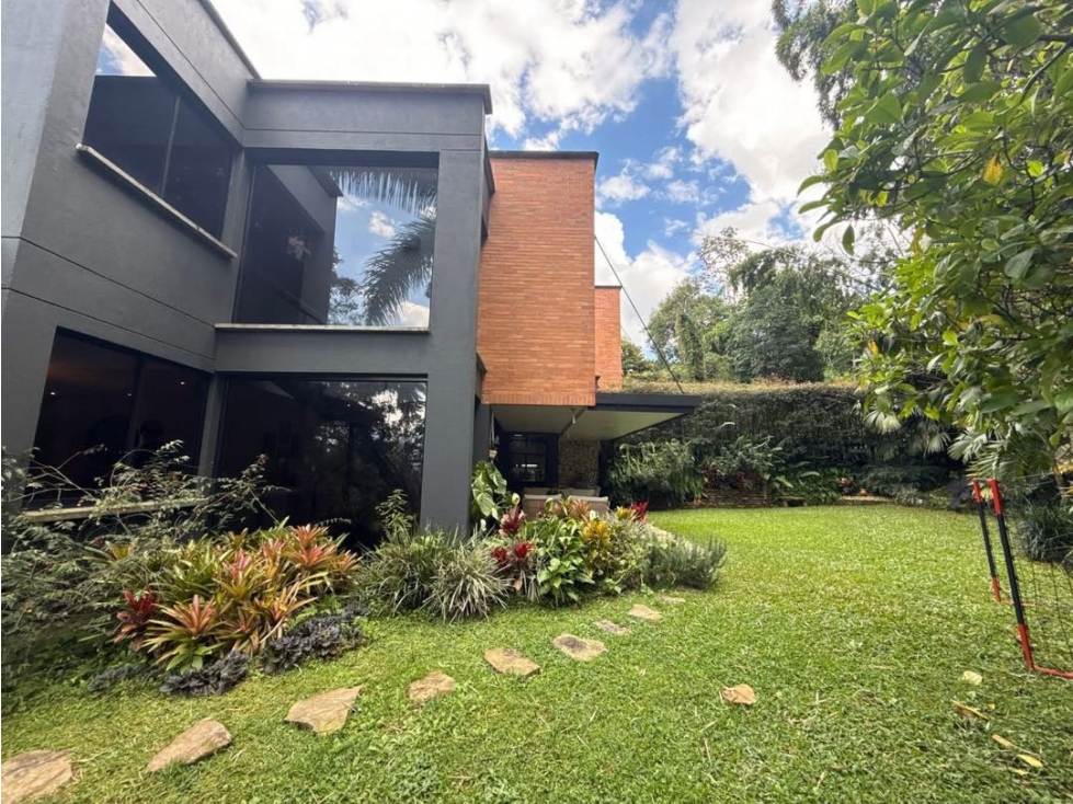 SE VENDE HERMOSA CASA EN ENVIGADO . LOMA DEL ATRAVESADO
